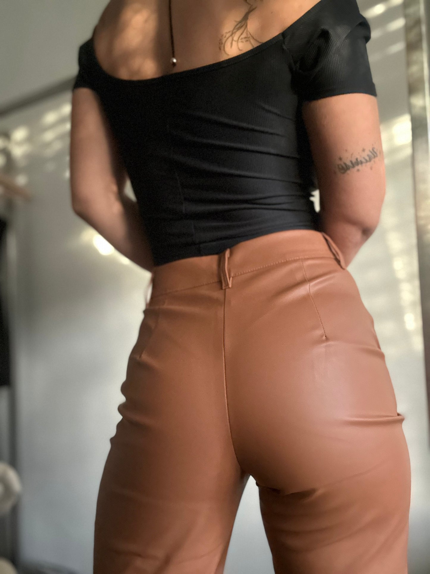 Pantalón cuerina Kylie marrón